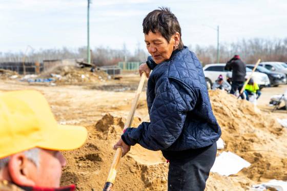 Marilyn Spence works at the sandbag-making operation in Peguis on Thursday. (Mikaela MacKenzie / Free Press)