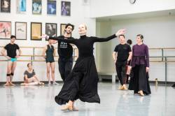 MIKAELA MACKENZIE / FREE PRESS
                                Former Royal Winnipeg Ballet principal ballerina Evelyn Hart (centre) rehearses with the company in advance of its season-ending triple bill.