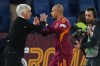 Roma's head coach Gian Piero Gasperini substitutest Donyell Malen during a Seria A soccer match between Roma and Pisa n Rome, Italy, Friday, April 10, 2026. (AP Photo/Alessandra Tarantino)