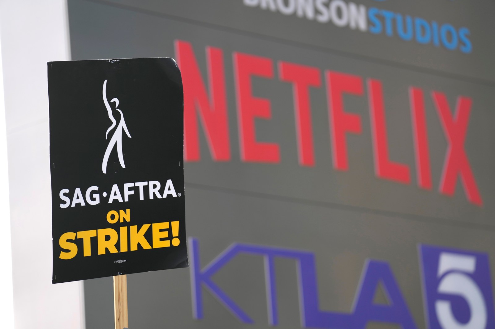 winnipegfreepress.com - Andrew Dalton, The Associated Press - Screenwriters overwhelmingly approve a 4-year contract with Hollywood studios