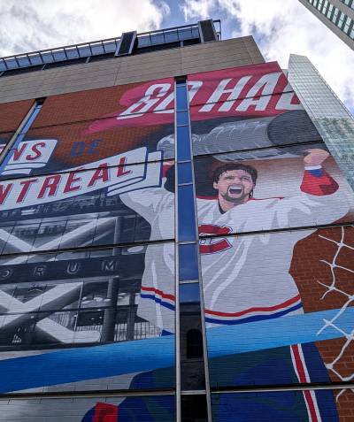 TAYLOR ALLEN / FREE PRESS
                                The iconic image of Habs&rsquo; netminder Patrick Roy hoisting the Stanley Cup in 1993 (the team&rsquo;s last title win) graces the brick exterior of the Bell Centre.