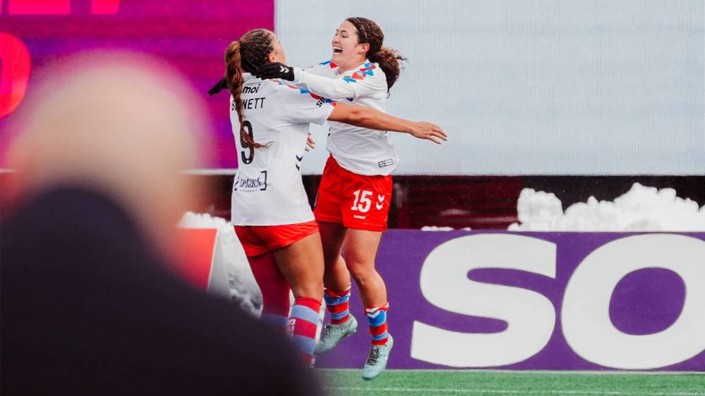 FOTO DE NSL Elyse Bennett (izquierda) del Montreal Roses FC anotó los dos goles del club en la victoria por 2-0 sobre el Calgary Wild FC el sábado pasado.