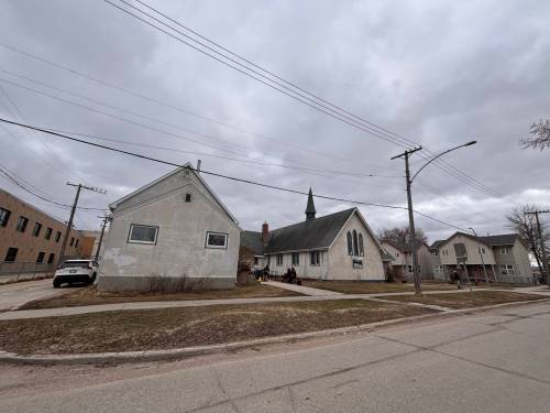 John Longhurst / Free Press
                                Built in 1906, St. Thomas Anglican Church on William Ave. W needs $50,000 in repairs to fix its failing roof.