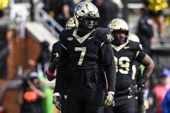Matt Kelley / THE ASSOCIATED PRESS FILES
                                Winnipeg Blue Bombers defensive lineman Nuer Gatkuoth (7), who hit training camp for the first time Wednesday after arriving in the city Tuesday night, said his goal is to prop up the team anyway he can.