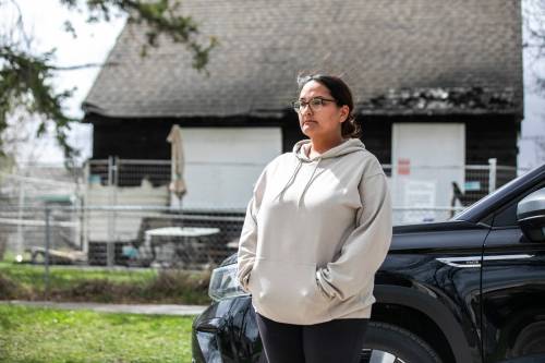 MIKAELA MACKENZIE / FREE PRESS
                                Melanie Flett says she and her father had no insurance, and the loss of the home has forced her to live in her car for the time being.