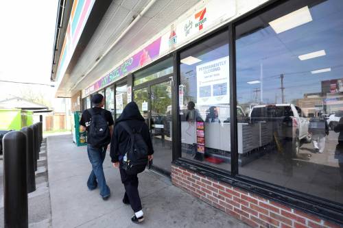 Ruth Bonneville Free Press LOCAL - 711 Arlington at Notre Dame closed 711 customers at Arlington at Notre Dame were turned away after finding the store closed permanently Monday. See story by Malal. May 25th,, 2026