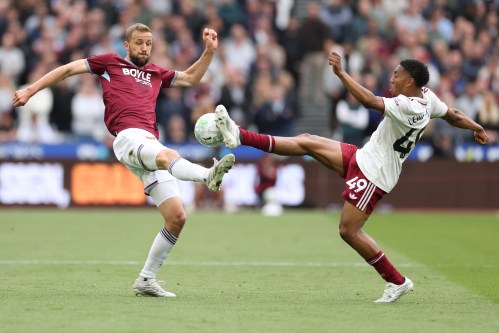 West Ham's Tomas Soucek, left, and Arsenal's Myles Lewis-Skelly fight for the ball during the Premier League soccer match between West Ham and Arsenal in London, Sunday, May 10, 2026. (AP Photo/Ian Walton)