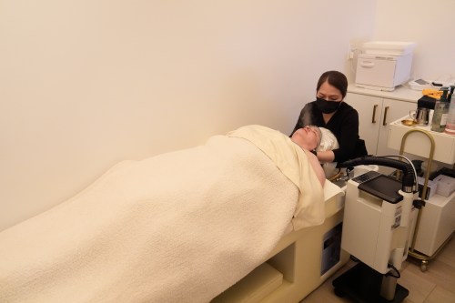 Liz Evans, bottom, wears a warm misting cap, which produces nano mist that hydrates the scalp and hair, as head spa specialist Ha Truong performs a treatment at Sunday Headspa Thursday, April 16, 2026, in San Francisco. (AP Photo/Jeff Chiu)
