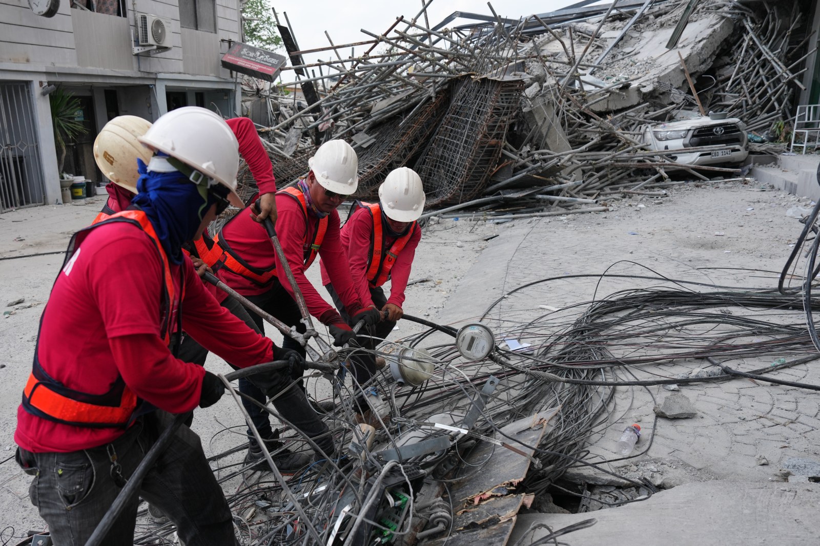 winnipegfreepress.com - Jim Gomez, Joeal Calupitan And Aaron Favila, The Associated Press - 3 dead, 17 mostly workers still missing in collapse of unfinished hotel in Philippines
