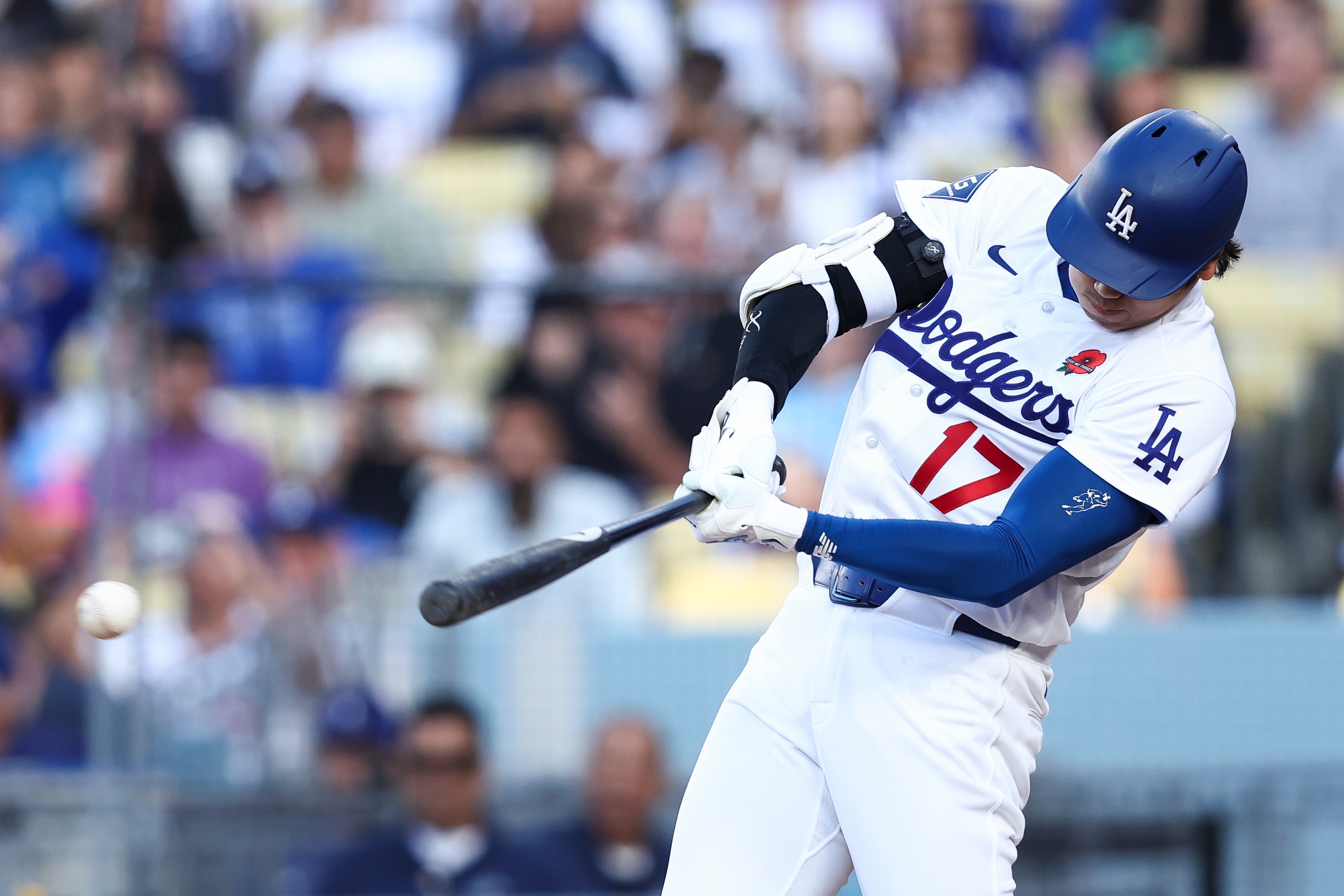 Freddie Freeman sparks a 4-run seventh as the Dodgers rally past