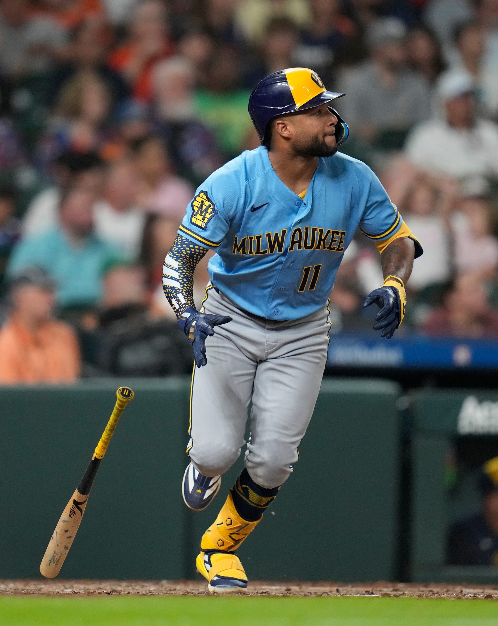 Turang’s 10th-inning sacrifice fly lifts the Brewers past the Astros 5-4