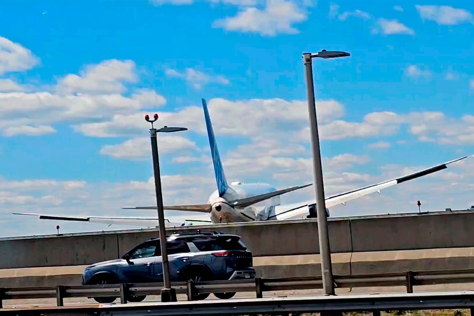 United Airlines Flight Clips Light Pole on Turnpike During Newark Landing