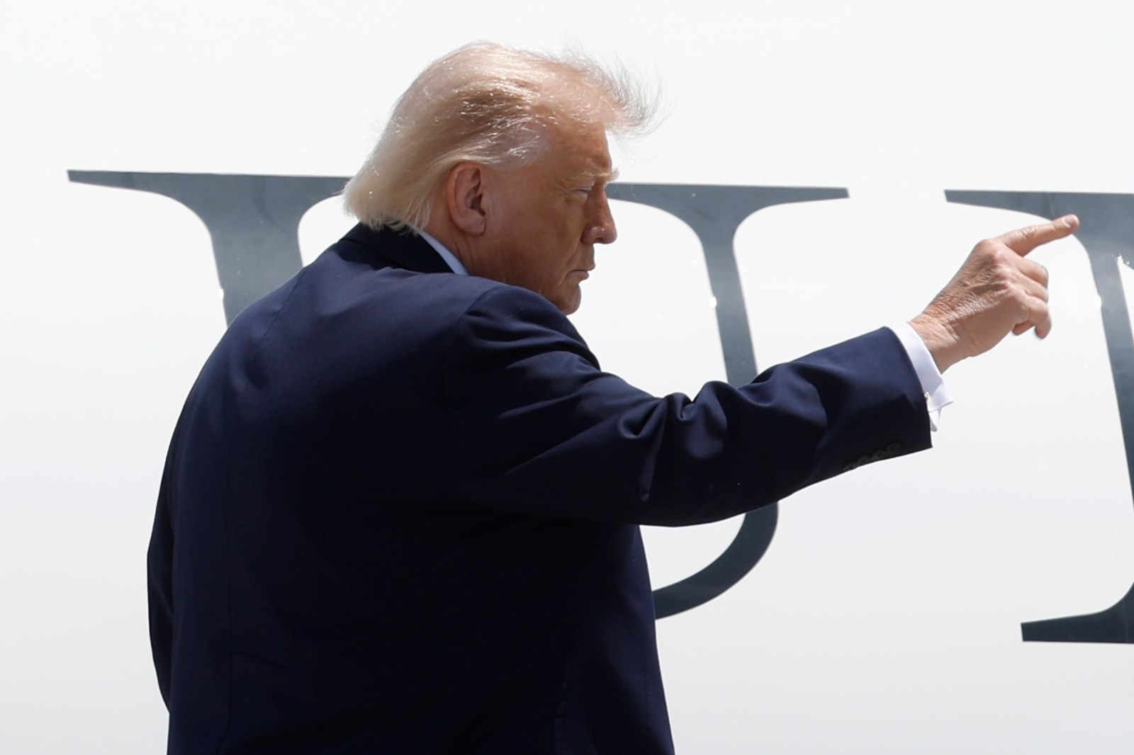 Trump directs military to accelerate AI adoption