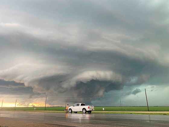 A driver in the Rural Municipality of Ste. Anne stops to watch swirling storm clouds Tuesday evening. (Svjetlana Mlinarevic / The Carillon)