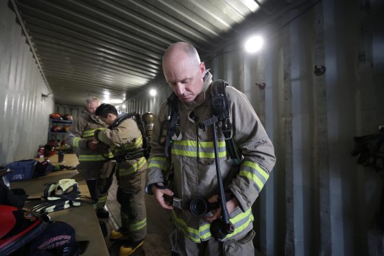 Winnipeg Mayor Scott Gillingham gears up for an education in firefighting June 15. Considering the poll results, he may want to wear that gear when facing the electorate. (Ruth Bonneville / Free Press)