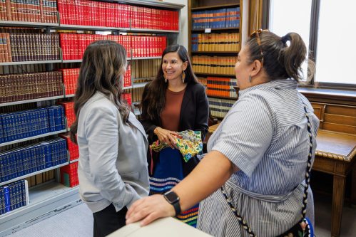 MIKE DEAL / FREE PRESS
Associate chief judge of reconciliation, Jerilee Ryle chats with Melissa Brown (right), justice manager at Manitoba Keewatinowi Okimakanak, and Crystal Brown (left), director of justice and rights at the Southern Chiefs Organization.