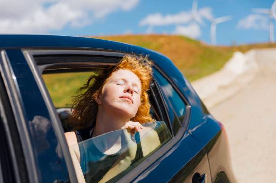 It’s time to put the car windows down to enjoy the fresh breeze and the heat of the sun. (Magnific)