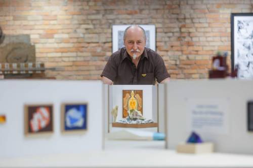 MIKE DEAL / FREE PRESS
                                Robert Pasternak peeks over his Miniature Katie + Gunner Gallery gallery which is at 1/12 scale and includes a 3D printed model of Robert looking at his art.