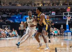 BROOK JONES / FREE PRESS FILES
                                The Winnipeg Sea Bears signed fan favourite Trevon Scott (left) on Saturday. The forward will be in the lineup as the club concludes its four-game road trip this week.