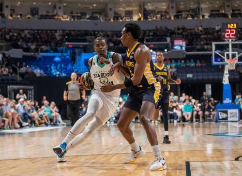 BROOK JONES / FREE PRESS FILES
                                The Winnipeg Sea Bears signed fan favourite Trevon Scott (left) on Saturday. The forward will be in the lineup as the club concludes its four-game road trip this week.