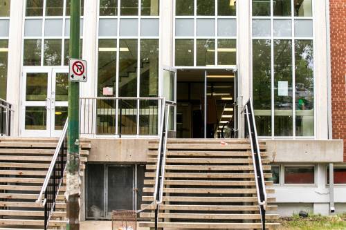 MIKAELA MACKENZIE / FREE PRESS FILES
                                Kelvin High School propped one of the front doors open in an attempt to cool the building earlier this week, one of many Manitoba schools struggling with the heat.