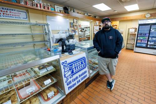 MIKE DEAL / FREE PRESS
                                Jon Hochman, owner of Gunn&rsquo;s Bakery, where the power went out at 7 p.m. Tuesday night and was only just restored mid-afternoon, Wednesday.