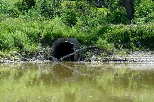 JESSE BOILY / FREE PRESS FILES
                                Millions of litres of untreated sewage were dumped into Winnipeg rivers over the past 48 hours after Tuesday night&rsquo;s massive storm caused power failures at pumping stations across the city.