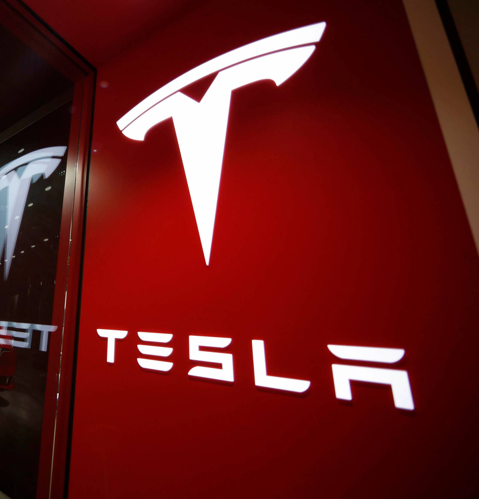 Tesla loses bid for urgent judicial review of Manitoba's EV rebate