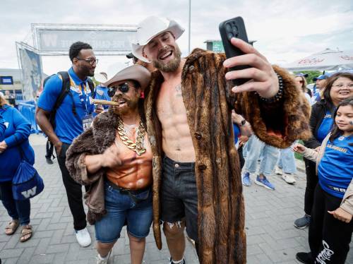 John Woods / The Canadian Press
                                Michelle Perry poses with former Winnipeg Blue Bombers quarterback Chris Streveler, who met fans for a retirement party and look-alike contest before Winnipeg took on Hamilton on Thursday.