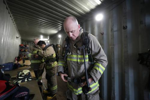 Ruth Bonneville / Free Press
                                Mayor Scott Gillingham and Councillor Vivian Santos fully gear up before heading into the fire training session, Monday.
