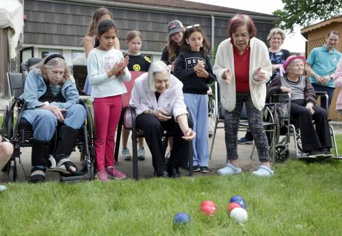 Ruth Bonneville / Free Press
                                Grade 4 students from Ecole Tuxedo Park cheer on residents at Extendicare Tuxedo Villa while playing bocce during their final visit to the care home for the year, Thursday.
