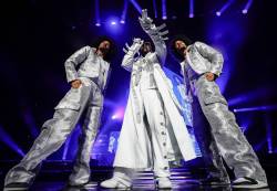 JOHN WOODS / FREE PRESS
                                Akon performs during the Nights Like This Tour in Winnipeg, Tuesday.