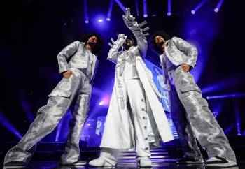 JOHN WOODS / FREE PRESS
                                Akon performs during the Nights Like This Tour in Winnipeg, Tuesday.
