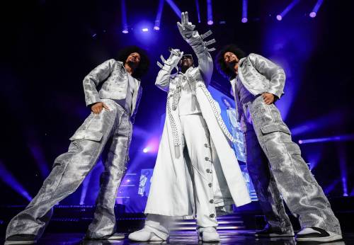 JOHN WOODS / FREE PRESS
                                Akon performs during the Nights Like This Tour in Winnipeg, Tuesday.