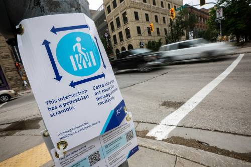 JOHN WOODS / FREE PRESS FILES
                                The city began a pedestrian scramble pilot project at the intersection of King Street and Bannatyne Avenue last year, but the project won&rsquo;t go forward.
