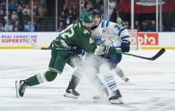 DARRYL DYCK / THE CANADIAN PRESS
                                Everett Silvertips&rsquo; Brek Liske (42) and Chicoutimi Sagueneens&rsquo; Liam Lefebvre (39) collide during the first period of the Memorial Cup semifinal hockey game, in Kelowna, B.C., on May 29, 2026.