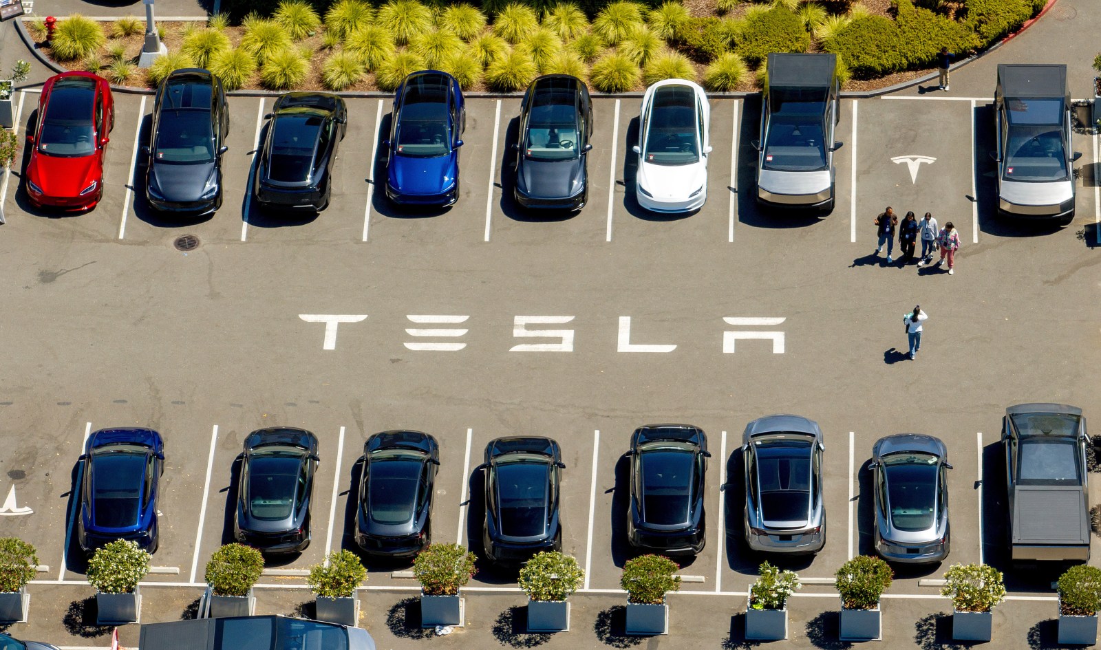 winnipegfreepress.com - Bernard Condon, The Associated Press - Top auto regulator opens special probe after a Tesla slams into a Texas home, killing a 76-year-old