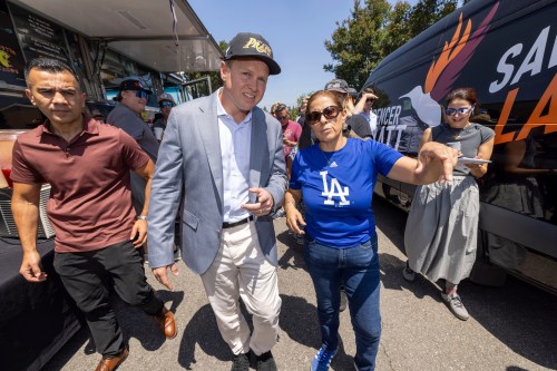 Los Angeles mayoral candidate Spencer Pratt gets shown around the neighborhood by Maggie Quiroz during a campaign event Sunday, May 31, 2026, in Los Angeles. (AP Photo/Jill Connelly)
