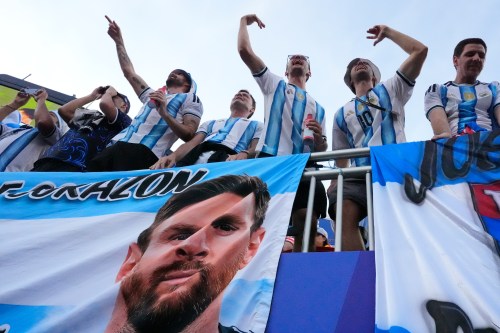 Argentinian fans react ahead of the World Cup Group J soccer match between Argentina and Algeria in Kansas City, Mo., Tuesday, June 16, 2026. (AP Photo/Charlie Riedel)