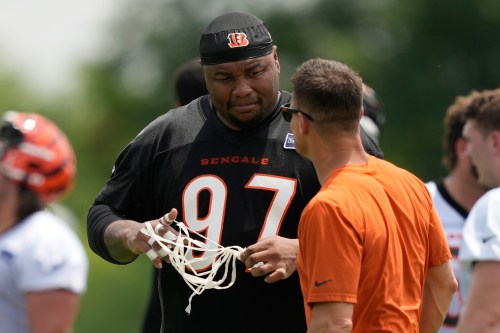 Cincinnati Bengals Dexter Lawrence II pulls tape from his hands during the NFL football team's practice in Cincinnati, Tuesday, June 9, 2026. (AP Photo/Carolyn Kaster)