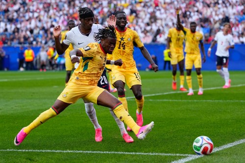Ghana's Fatawu Issahaku (7) and England's Noni Madueke (20) battle for the ball during the World Cup Group L soccer match between England and Ghana in Foxborough, Mass., near Boston, Tuesday, June 23, 2026. (AP Photo/Petr David Josek)