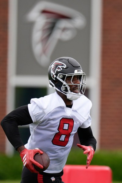 Atlanta Falcons tight end Kyle Pitts Sr. works out during NFL football practice, Monday, June 8, 2026, in Flowery Branch, Ga.(AP Photo/Mike Stewart)