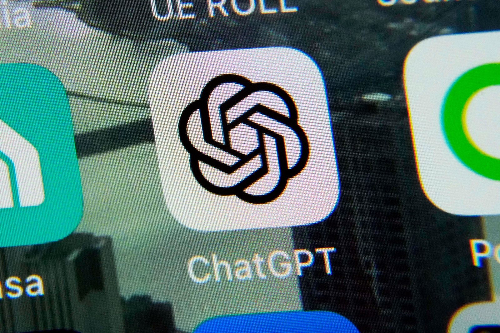 AI chatbots reshape dating communication practices