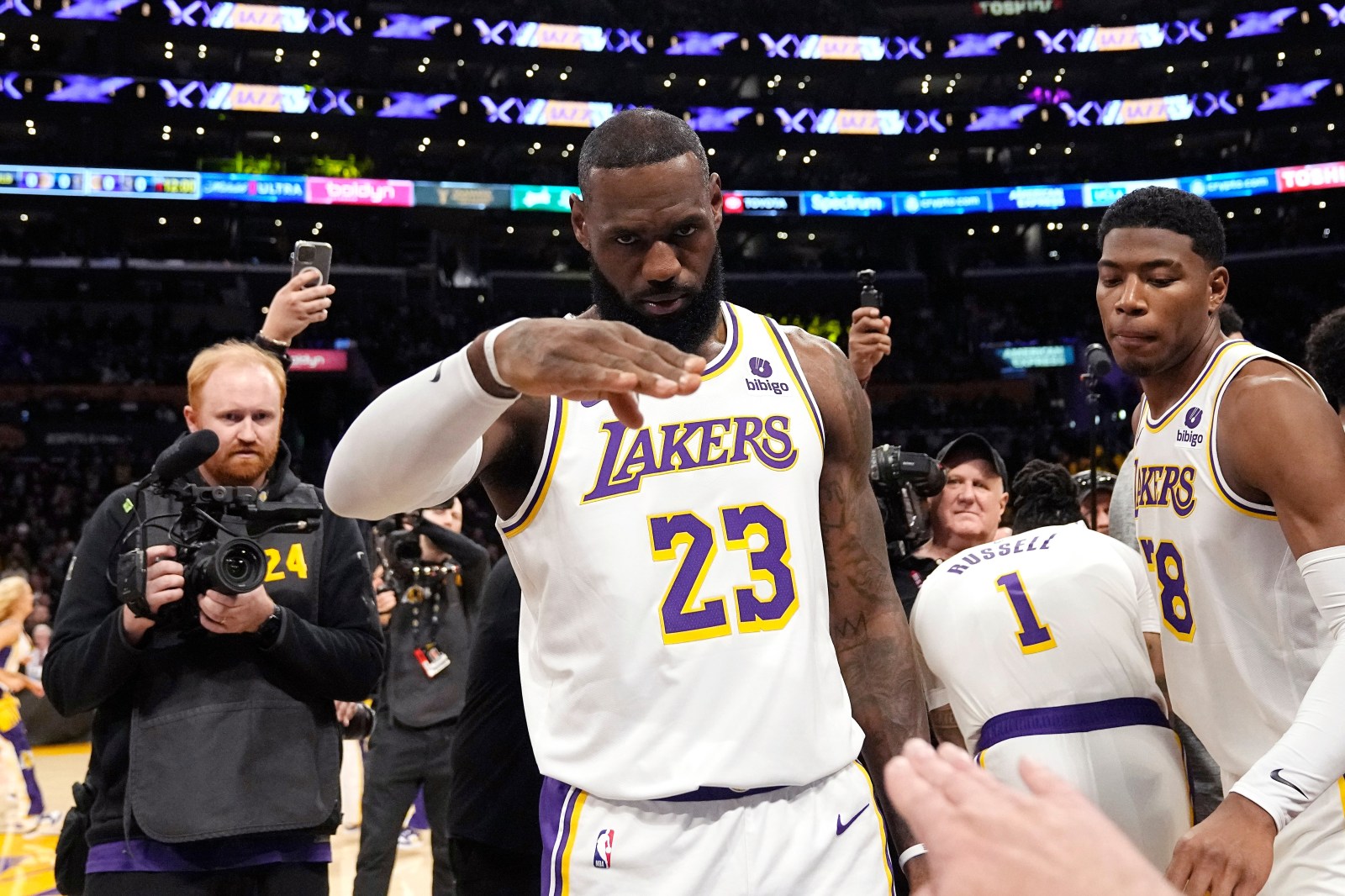 LeBron James to leave Lakers, play elsewhere in 24th NBA season