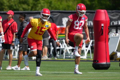 Kansas City Chiefs quarterback Patrick Mahomes (15) and tight end Travis Kelce (87) stretch out during the NFL football team's practice Tuesday, June 9, 2026, in Kansas City, Mo. (AP Photo/Ed Zurga)