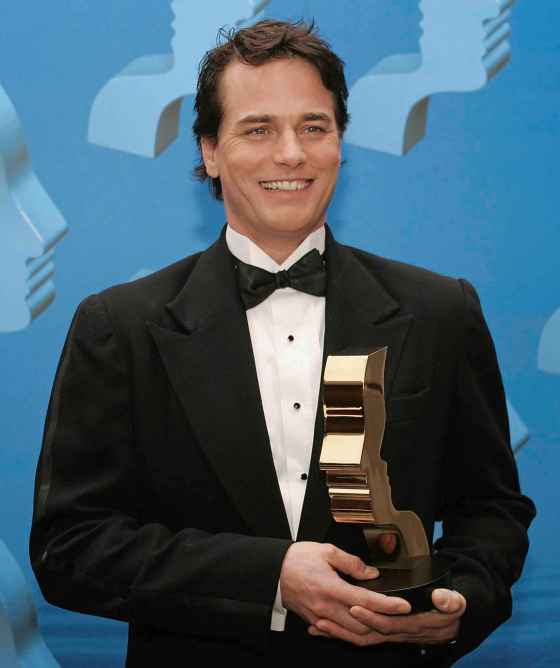 Paul Gross and his 2004 Gemini Award for Best Performance by an Actor in a Continuing Leading Dramatic Role probably did not sneak out the theatre back door to avoid a throng of American paparazzi. (J.P. Moczulski / The Canadian Press files)