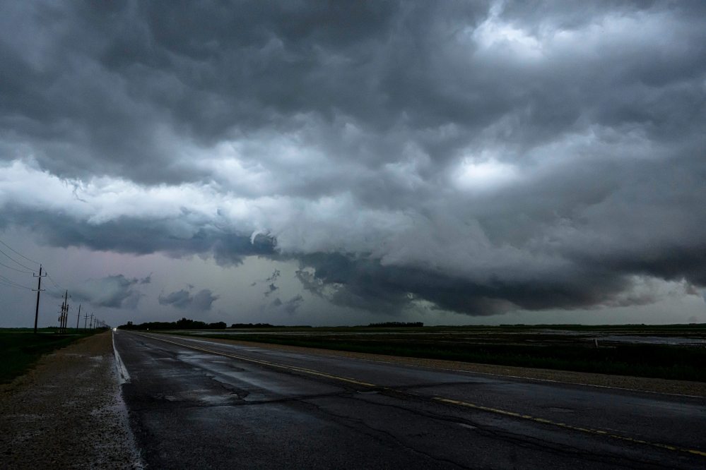 MIKE SUDOMA / FREE PRESS FILES 
A large storm cloud hangs in the sky on Highway 206 near Dugald on June 9. Researchers are trying to determine the impact of climate change in causing increasingly frequent storms.