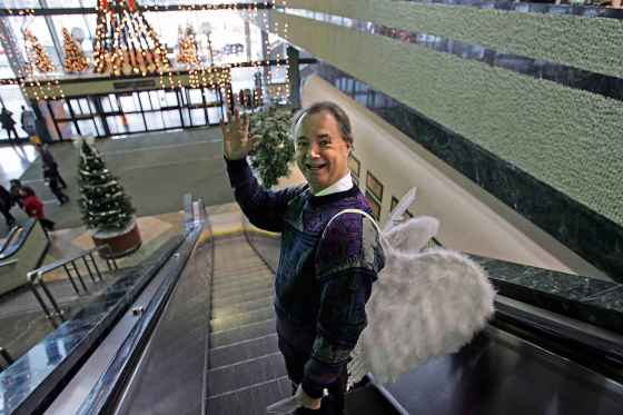 Kevin Rollason dons angel wings in 2007 as part of the Free Press Pennies from Heaven campaign. (Wayne Glowacki / Free Press files)
