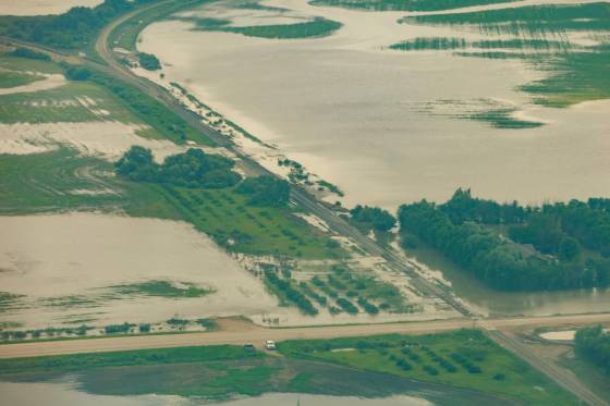 Water covers farmland between Dauphin and Swan River. (Mike Deal / Free Press)