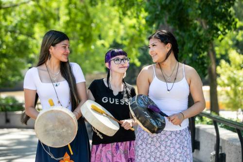 MIKAELA MACKENZIE / FREE PRESS
                                Aliyah Yellowback (left), Alexis Ironwing and Paityn Wilson with their hand drums at The Forks on Monday, July 13, 2026. They��e part of a new all-girls Indigenous drum group started out of St. John&rsquo;s High School, known as Niighani Bezhew (Leading Lynx in Anishinaabemowin). For Maggie story. Free Press 2026